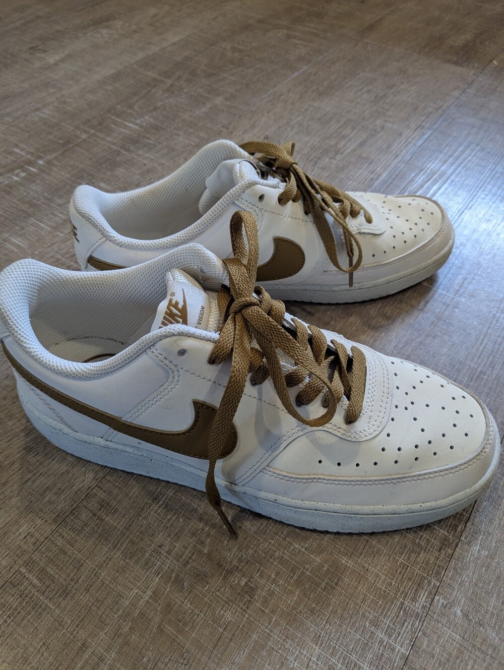 Nike Men’s Low-Top Sneakers in White and Brown/Gold Accent